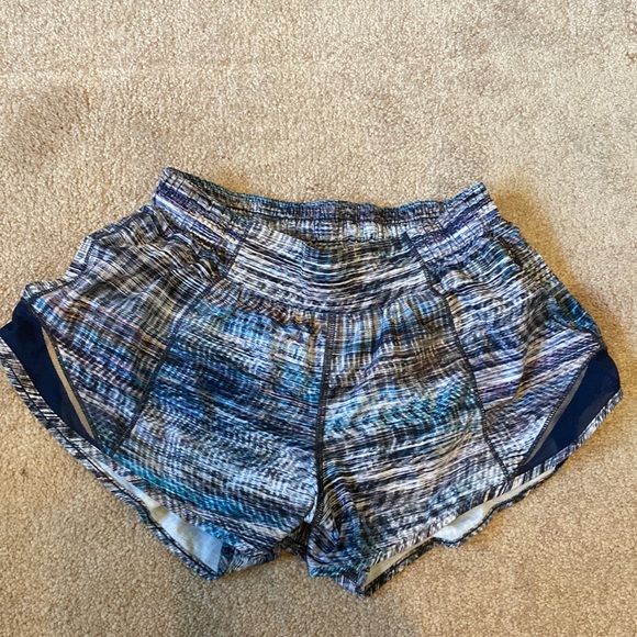 Lululemon Hotty Hot Shorts, Size 6, 2.5” inseam - Picture 1 of 3
